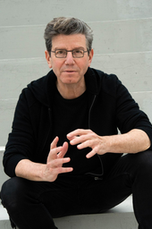 https://images.operabase.com/bucket/profiles/a8c0179b-816c-4a57-95b2-26d556bb2b2b/robert-carsen-medium.png