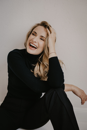 Bettina Maria Bauer, Soprano - Biography, Performances, Videos and ...