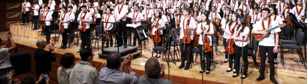 Mostra totes les fotos de Gustavo Dudamel Conducts the National Children's Symphony of Venezuela