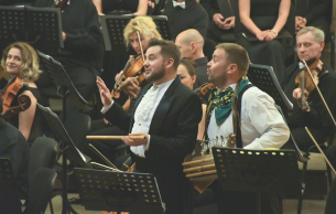 Die K&K Philharmoniker hier mit Oleg Lanovyy (Tamino) und Stepan Drobit (Papageno) kommen ins Konzerthaus Berlin