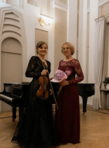 Visi Keliai Veda Į Romantizmą: Violin Sonata in G minor, L. 140, CD 148 Debussy (+3 More)