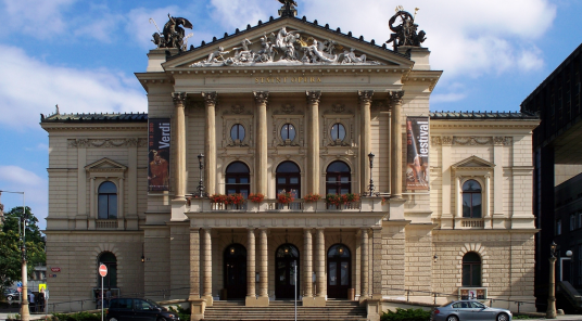 Afișați toate fotografiile cu State Opera Prague
