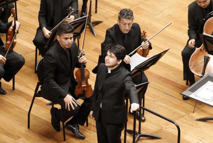 Cristian Guerrero, flautista de la Filarmónica de Bogotá, hace lucir su instrumento en una obra de François Devienne: Suite for Orchestra Figueroa Sierra (+2 More)