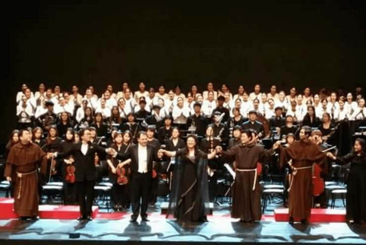 Acknowledging the enthusiastic applause of the audience at the end of Verdi's "La Forza del destino"