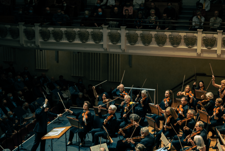 Gary Matthewman conducts Roberto Devereux, Chelsea Opera Group, London 2021 (photo: Matthew Johnson)